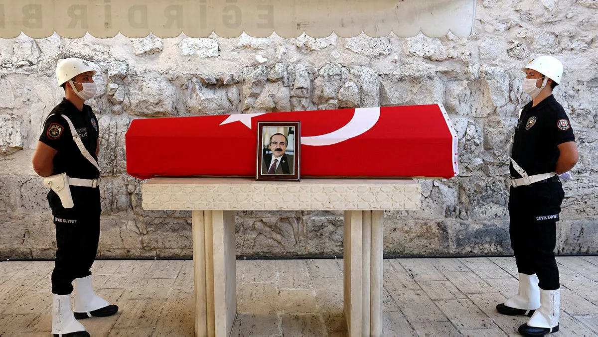 Son dakika: Sakarya eski Valisi Hüseyin Avni Coş Eğirdir'de toprağa verildi