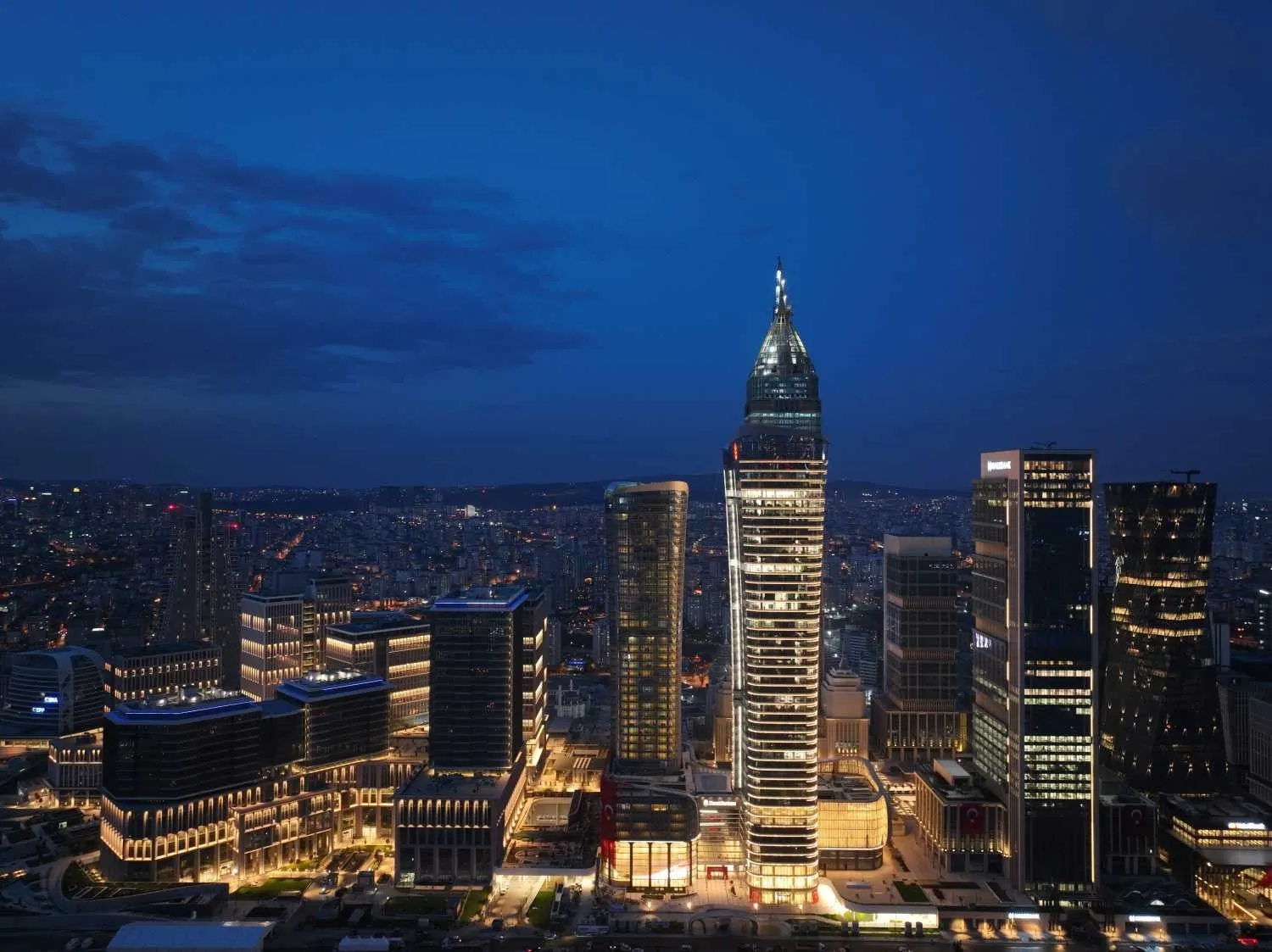 Küresel sermayenin yeni adresi İstanbul Finans Merkezi: Berat Albayrak imzası