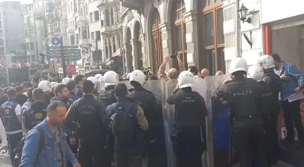 hdpnin-kimyasal-silah-provokasyonuna-polis-engeli-121-kisi-gozaltinda-1667761604937.jpg HDP'nin 'kimyasal silah' provokasyonuna polis engeli: 121 kişi gözaltında - 2
