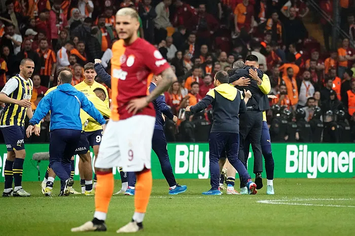 rams-parkta-10-kisilik-zafer-fenerbahce-galatasaray-karsisinda-hata-yapmadi-sampiyonluk-dugumunde-son-90-1716144883104.jpg Rams Park'ta 10 kişilik zafer! Fenerbahçe Galatasaray karşısında hata yapmadı | Şampiyonluk düğümünde son 90 - 5