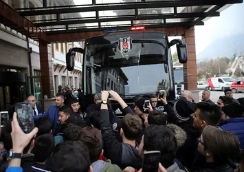 Beşiktaş otobüsüne taşlı saldırı