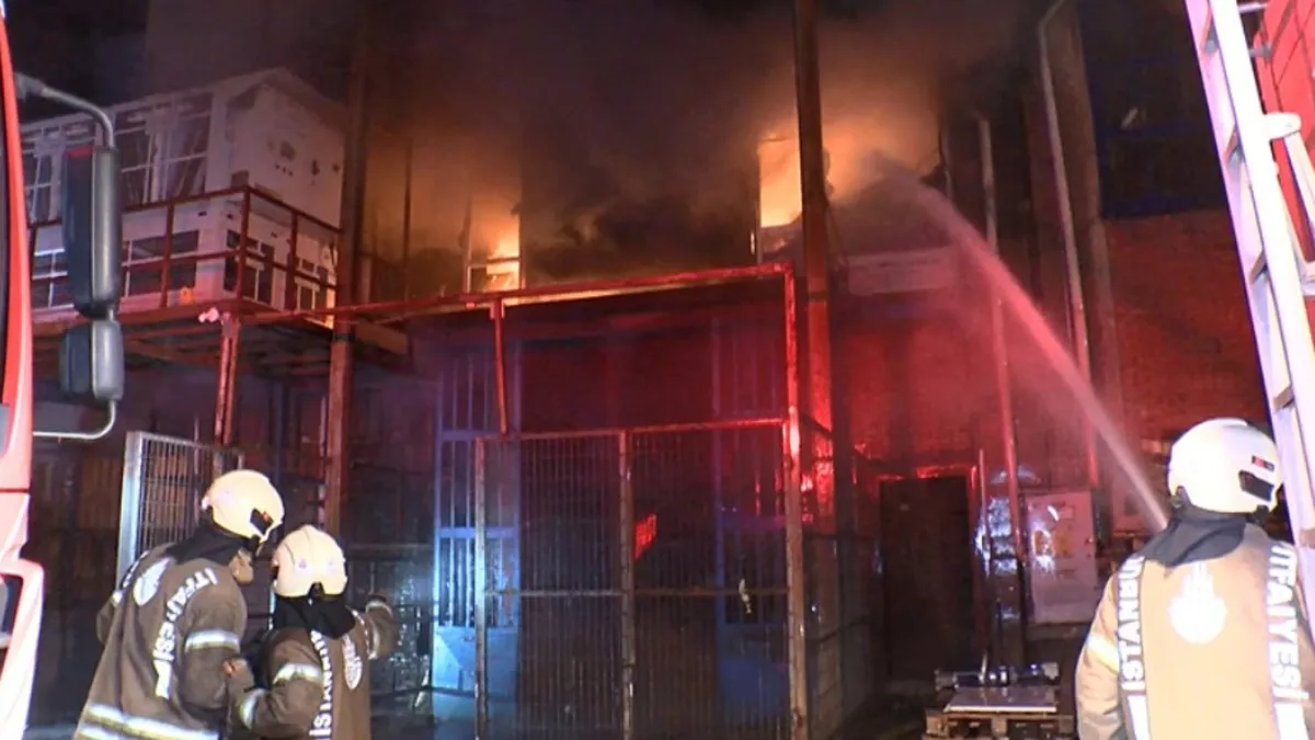 Başakşehir'de plastik malzeme deposunda yangın! Alevler tüm iş yerini sardı