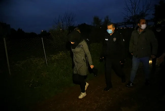 Adana’da kaçak göçmenler 30 kilometre kaçtılar, patates tarlasında yakalandılar - 3