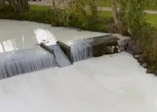 Nehirden akan sıvı hayrete düşürdü! Birçok kişi bölgeye akın etti