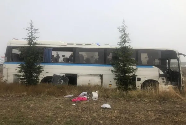 Kütahya Tavşanlı'da işçi servis aracı yoldan çıktı! - 1
