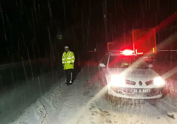 Erzincan'da trafik kar nedeniyle durdu