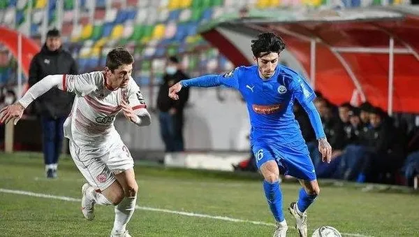 tam-bir-kupa-canavari-trabzonsporun-yeni-transferi-irakli-azarovinin-alphonso-davies-benzerligi-1641223445865.jpeg Trabzonspor'un yeni yıldızı Irakli Azarovi'nin stili Alphonso Davies'e benzetiliyor - 1