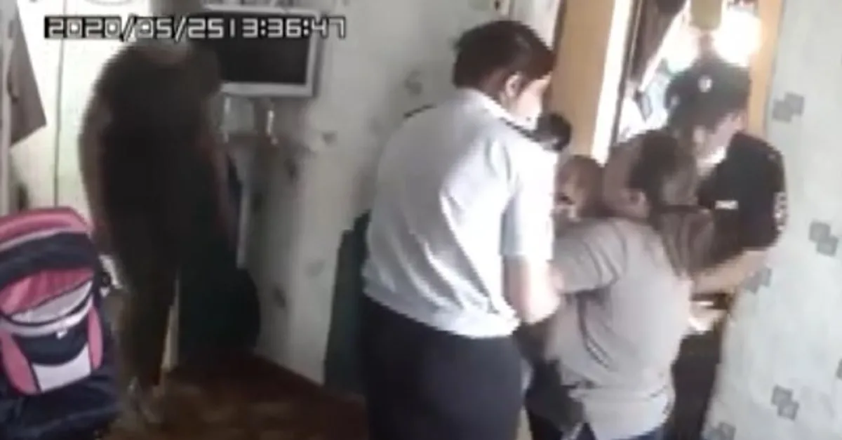 Rusya'da utanç veren görüntüler! İşte 5 çocuğuna el konulan annenin polise direnme anı | VİDEO HABER