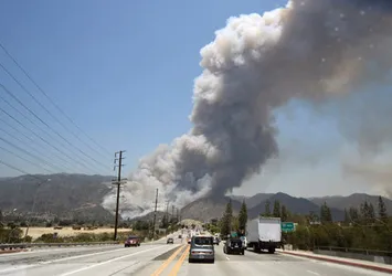California'da alevler evlere sokuluyor