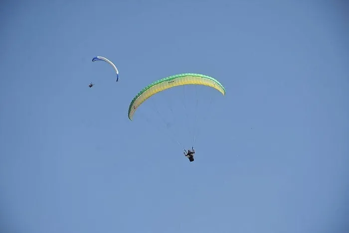 Terörden temizlenen dağlarda yamaç paraşütü
