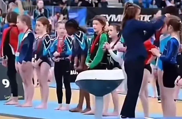 1695467245375.jpeg İrlanda'da ırkçılık skandalı! Minik kızın görüntüleri yürekleri burktu - 5