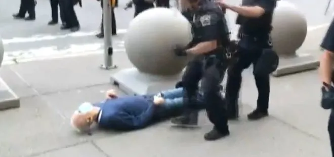 ABD’de şiddet dinmiyor! Polisin ittiği yaşlı adam kafa travması geçirdi