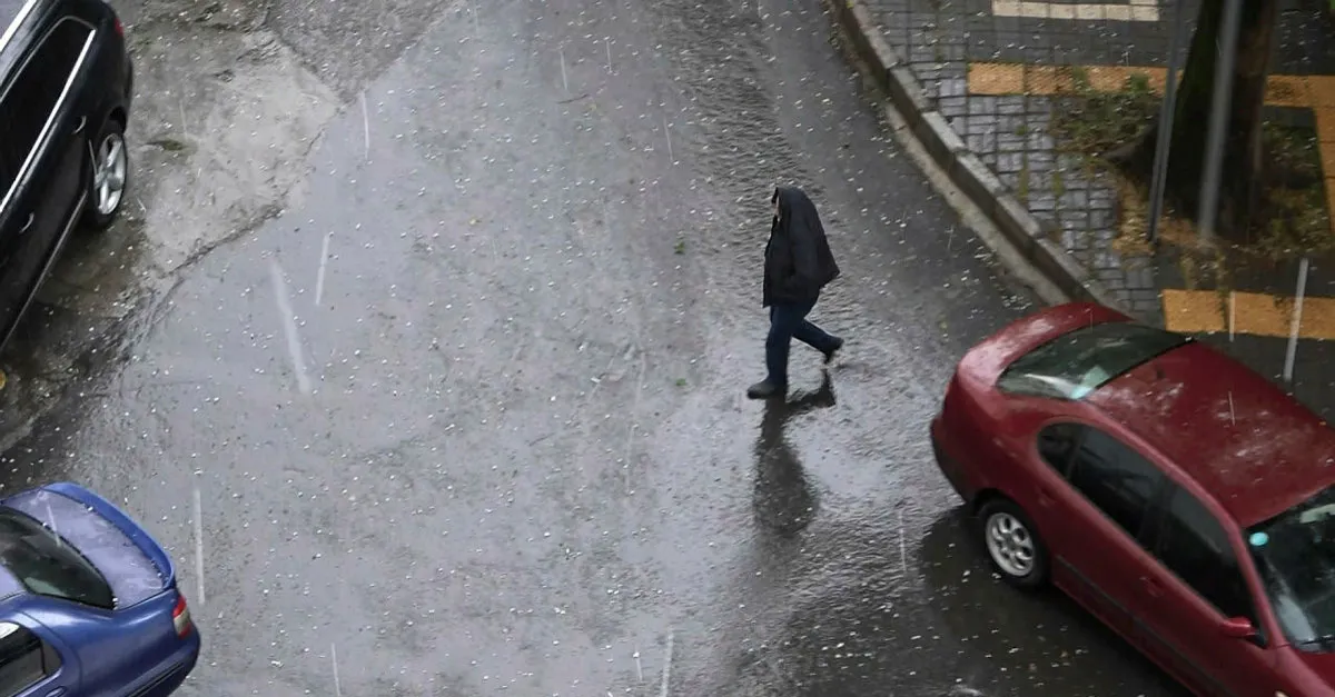 Ceviz büyüklüğünde yağan dolu tarım arazilerine zarar verdi