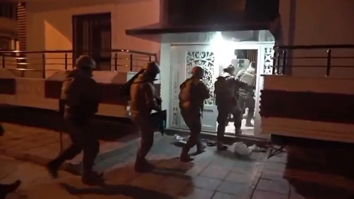 Van'da iş yeri ve 4 eve eş zamanlı operasyon!