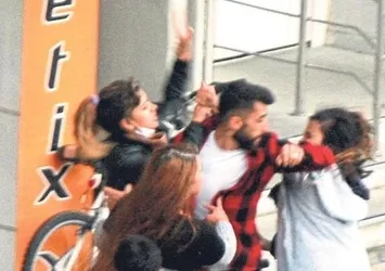 Genç kızlar yumruk yumruğa kavga etti!