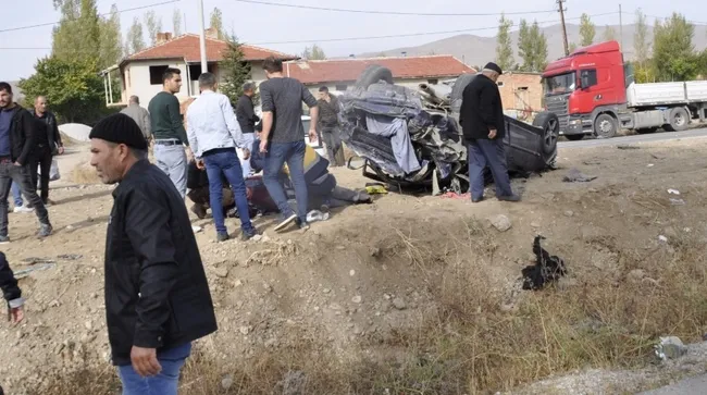 Oğullarını askeri birliğe götüren aile kaza yaptı: 2 ölü - 2