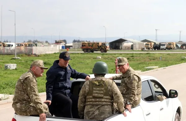 bakan-hulusi-akar-ve-komuta-kademesi-sinirin-sifir-noktasinda-1679904209720.jpeg Bakan Hulusi Akar ve komuta kademesi sınırın sıfır noktasında - 6