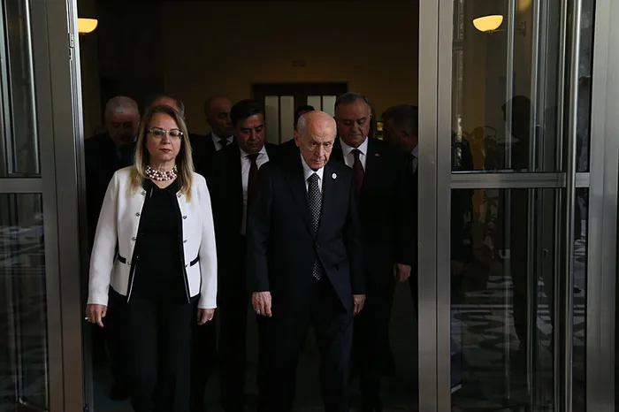 MHP lideri Devlet Bahçeli’den siyasette yumuşama tartışmalarına ilişkin net mesaj: Açılan tiyatro perdelerine karnımız toktur