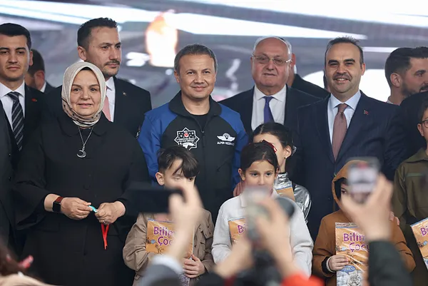 turkiyenin-ilk-astronotu-alper-gezeravci-genclerle-bulustu-turkiyenin-koymus-oldugu-hedefler-ilerlemeye-devam-1710432402037.jpg Türkiye'nin ilk astronotu Alper Gezeravcı gençlerle buluştu: Türkiye'nin koymuş olduğu hedefler ilerlemeye devam ediyor - 2