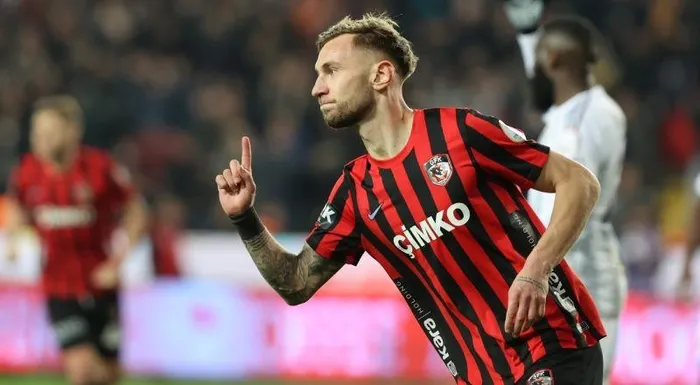 gol-kralliginda-kiran-kirana-yaris-kim-kac-gol-atti-iste-o-liste-1714255406458.jpg Gol krallığında kıran kırana yarış! Süper Lig'de kim kaç gol attı? İşte o liste...