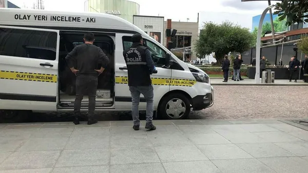 istanbulda-soke-eden-olay-avmde-silahli-catisma-1665238377699.jpg İstanbul’da şoke eden olay! AVM’de silahlı çatışma - 4