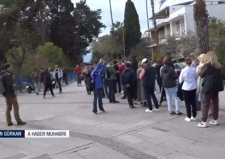 Antalya'da oy kuyruğu! Görenler telefona sarıldı