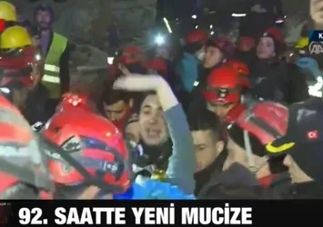 Kahramanmaraş'ta anne kızdan çifte müjde: Enkazdan 92 saat sonra el sallayarak çıktı