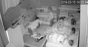 Çocukların darp edilişini gülerek izledi