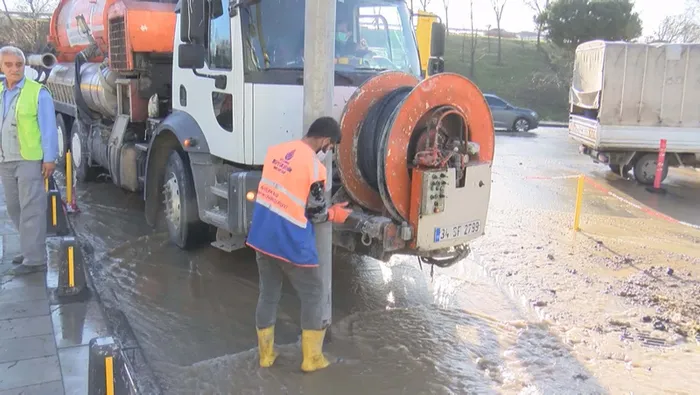 Son dakika: Bağcılar'da İSKİ borusu patladı! Sele kapılan motosikletli böyle düştü - 5