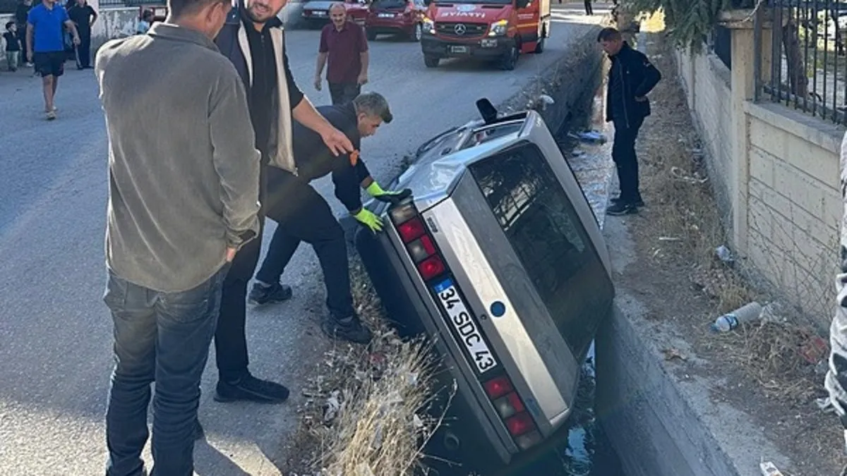 Van'da bir otomobil su kanalına düştü