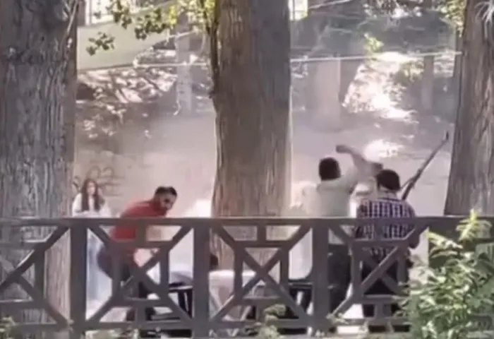 savas-degil-piknik-alani-sopalarla-birbirlerine-saldirdilar-yaralilar-var-1718650059771.jpg Savaş değil piknik alanı! Sopalarla birbirlerine saldırdılar: Yaralılar var - 1