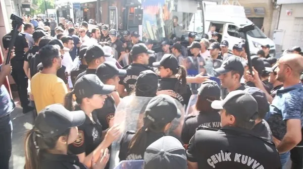 Teröristbaşı Öcalan için yürüyen HDP’lilere polis geçit vermedi: HDP vekili hastaneye kaldırıldı