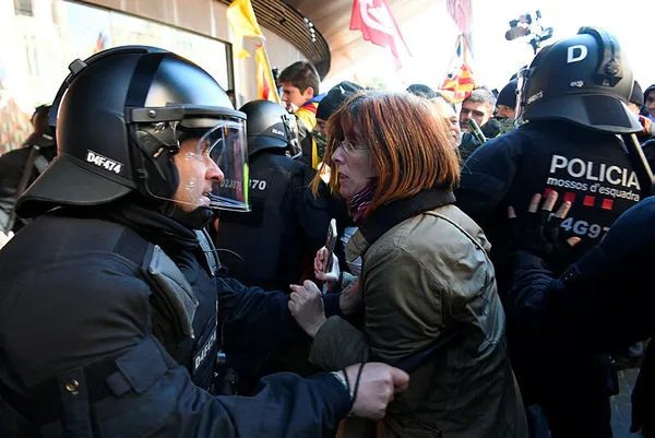 Paris ve Londra alev alev! Binlerce kişi protesto için sokaklara indi! Hedeflerinde emeklilik reformu ve maaş artışı var...