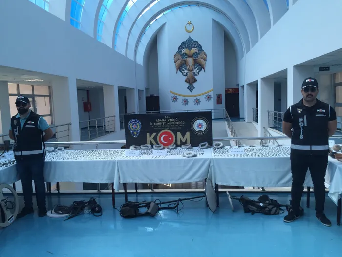 Cumhuriyet tarihinin en büyük tarihi eser operasyonunda çarpıcı detay! Çete lideri eski öğretmenin sağ kolu emekli polis çıktı