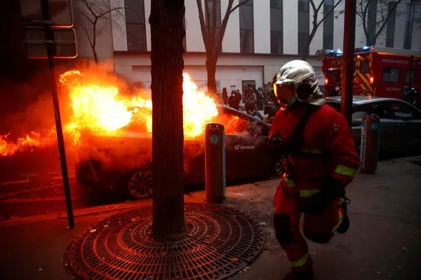 Fransa’nın başkenti Paris alev alev! Her şeyi yakıp yıkıyorlar... - 9
