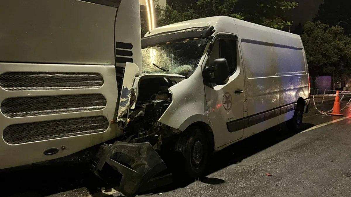 Ehliyetsiz sürücü park halindeki otobüse çarptı: 3 kişi yaralandı