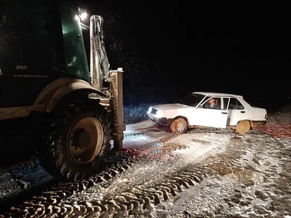 Tekirdağ’da karlı yolda sürücülerin zor anları - 1
