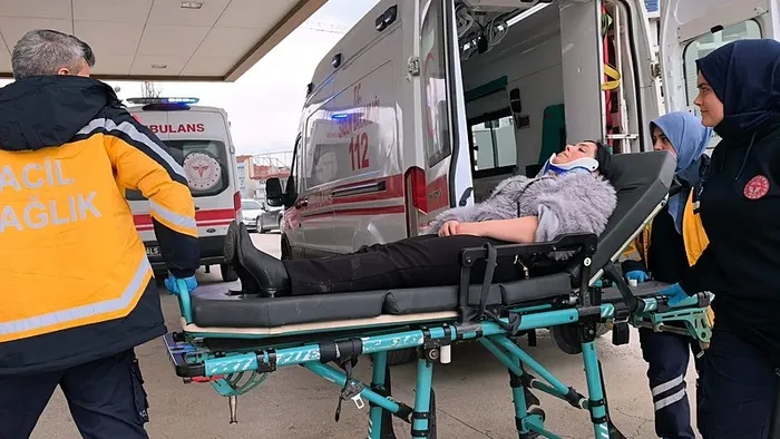 inegolde-kaza-hafif-ticari-arac-ile-otomobil-carpisti-2-yarali-1772204292566.jpeg İnegöl'de kaza! Hafif ticari araç ile otomobil çarpıştı: 2 yaralı - 1