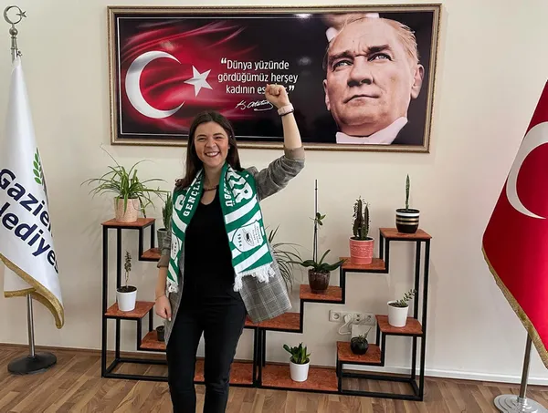 CHP’li İzel Zenginobuz’dan pişkin itiraf: 2010’da aldığım sorularla full çektim