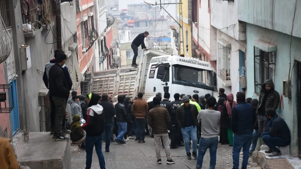 Gaziantep’te kamyon eve daldı! Büyük hasar var