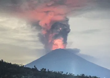 Bali’de 100 bin yolcu mahsur kaldı