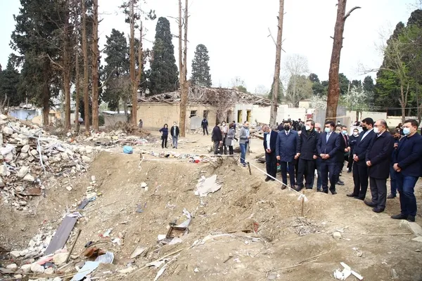 İletişim Başkanı Fahrettin Altun Ermenistan'ın saldırılarında sivillerin hayatını kaybettiği Gence'yi ziyaret etti - 5