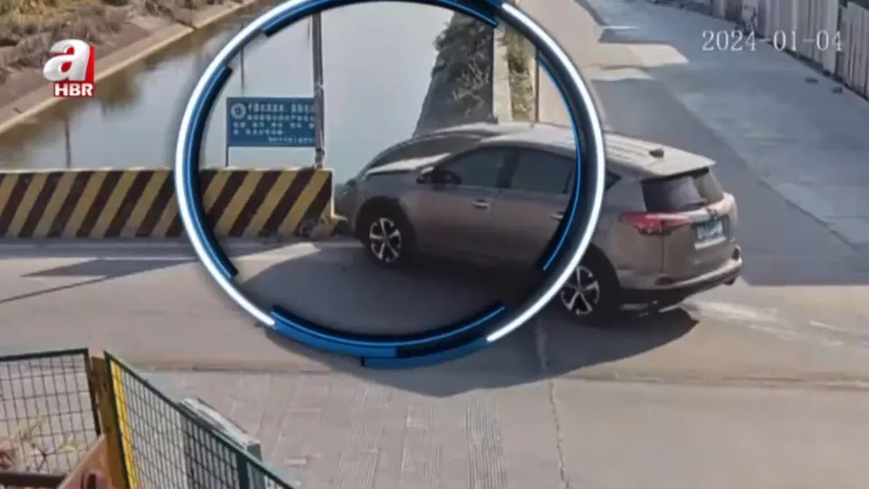 Kaza göz göre göre böyle geldi! Nehre uçan araçtaki kadın canını aracın üstüne çıkıp kurtardı