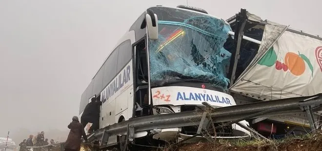 Antalya’da otobüs TIR’a arkadan çarptı | Çok sayıda yaralı var