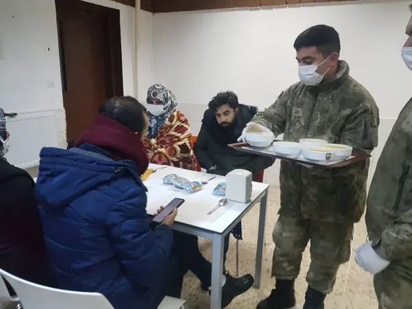 Mehmetçik kışlasını halka açtı! Vatandaş askerin sıcak çorbasıyla ısındı - 1