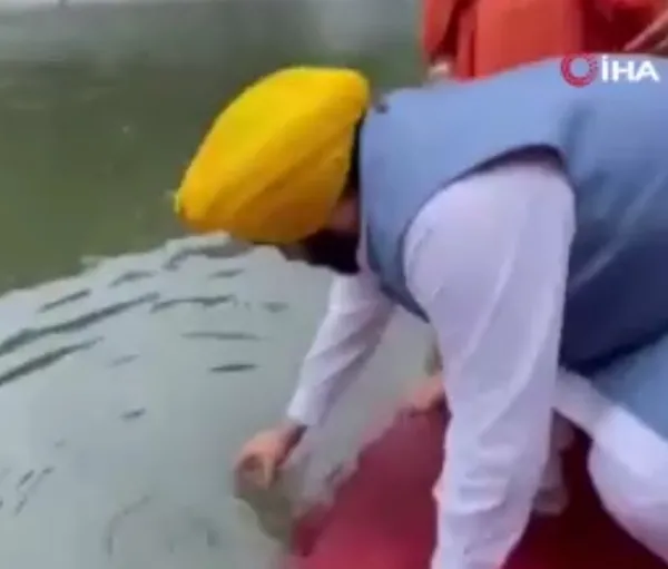 Hindistan’da şoke eden olay! Suyun temizliğini kanıtlamak isterken hastanelik oldu