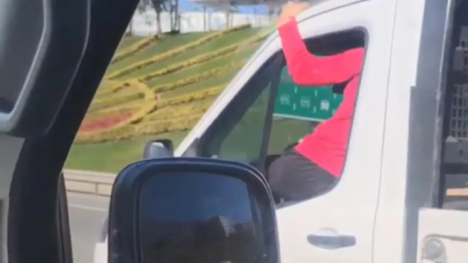 Ölüme davetiye çıkardılar! Akılalmaz anlar! Şoföründe üstünde yolculuk yaptı