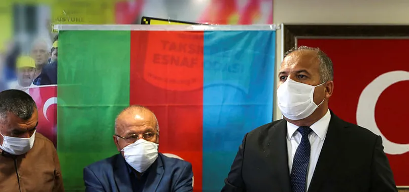 Taksiciler CHP'li Ekrem İmamoğlu yönetimindeki İBB'nin yeni taksi yönetim sistemine tepki gösterdi