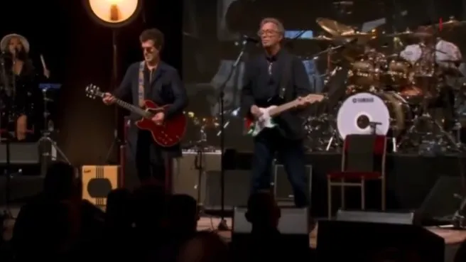 Eric Clapton sahneye Filistin desenli gitarla çıktı! Soykırımın fotoğrafları gösterildi
