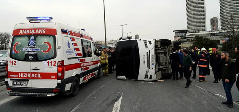 Çevik kuvvet kaza yaptı! TEM'de trafik durdu